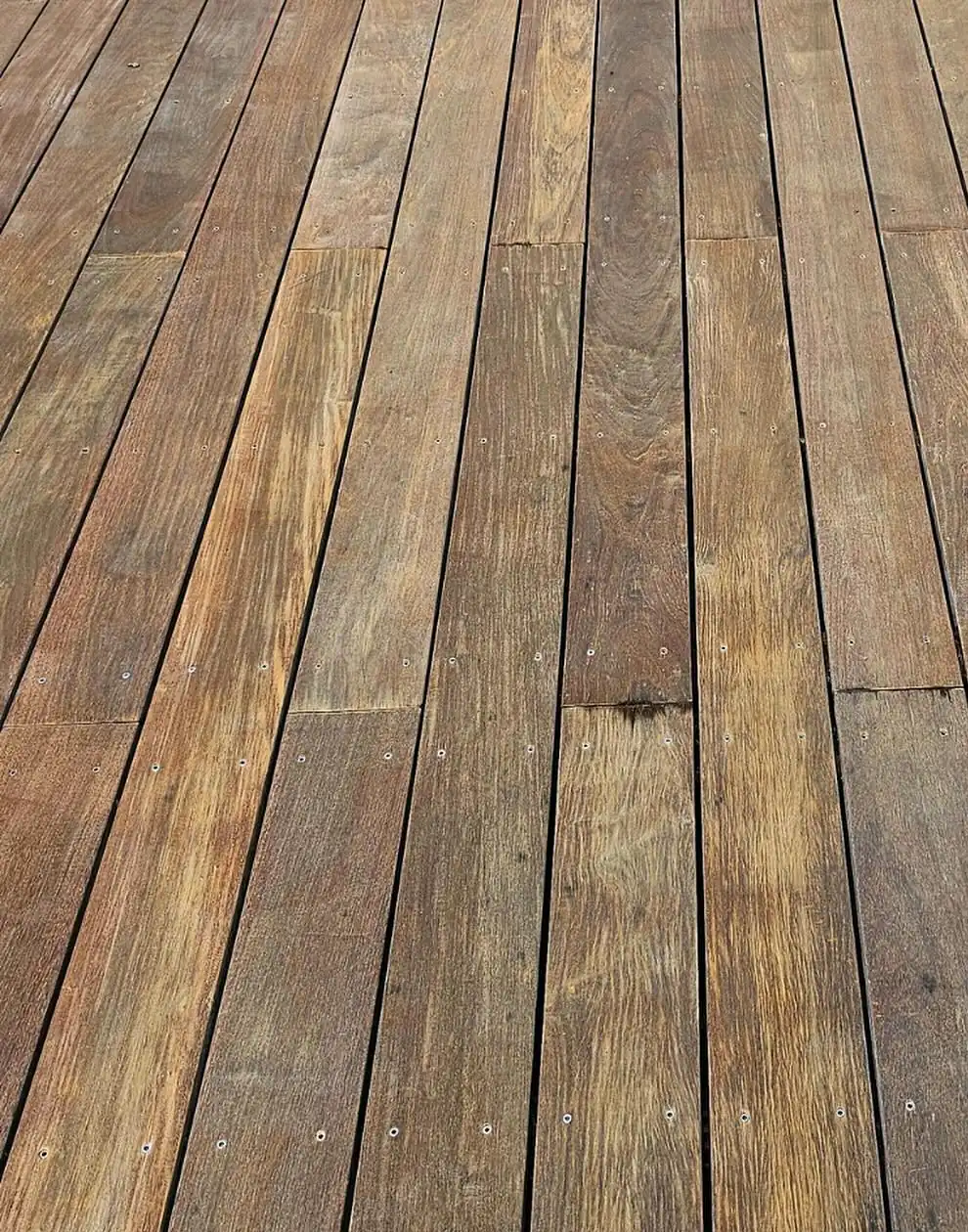 Terrasse en bois exotique grisée avant nettoyage, photo de chantier