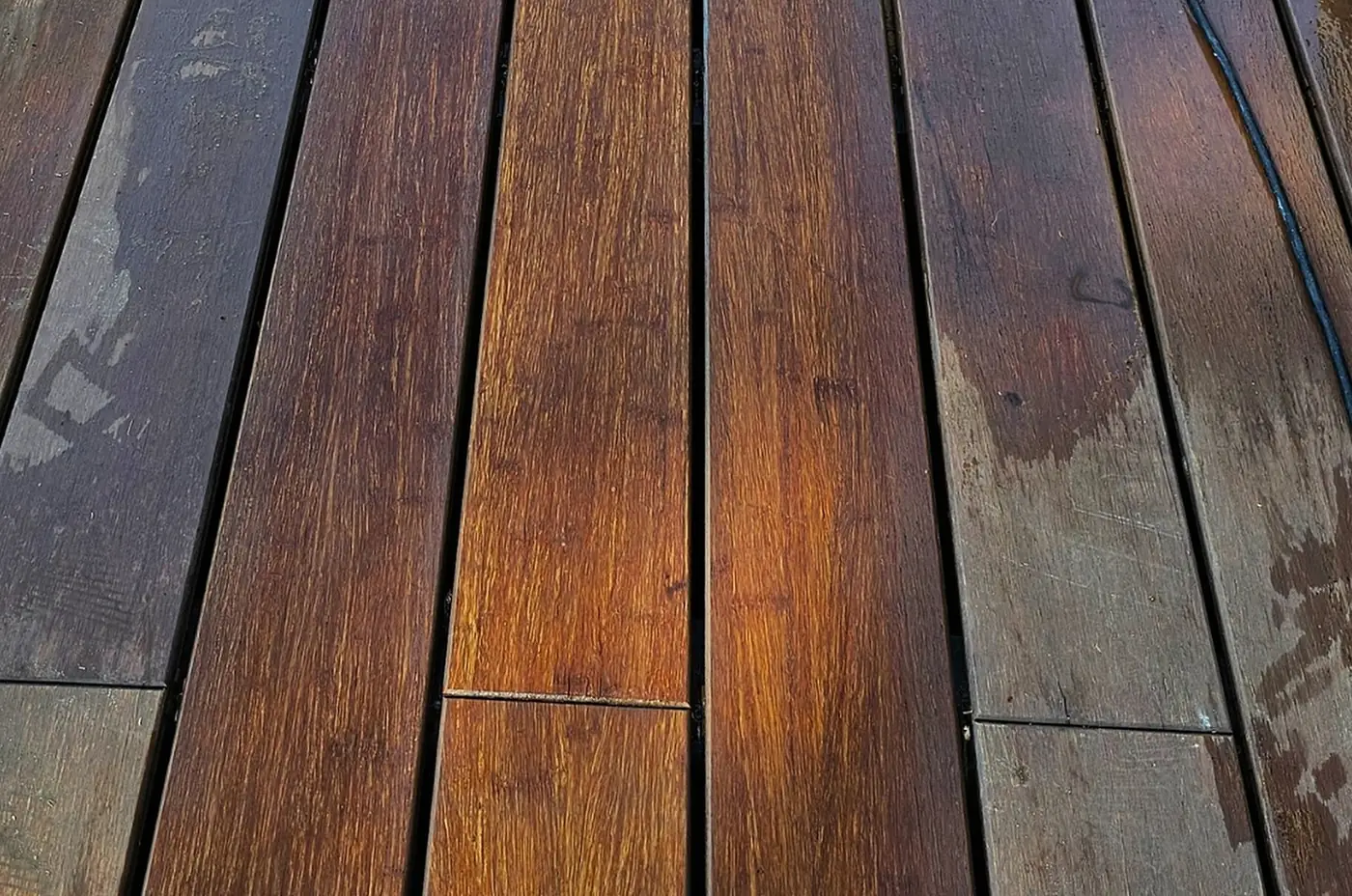 Terrasse pendant le nettoyage à la multi-brosse